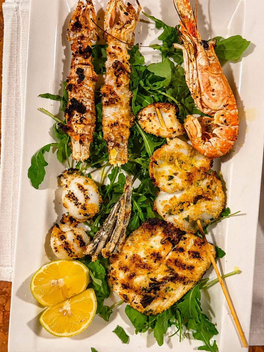Grigliata di mare con scampi, capesante e pesce del giorno